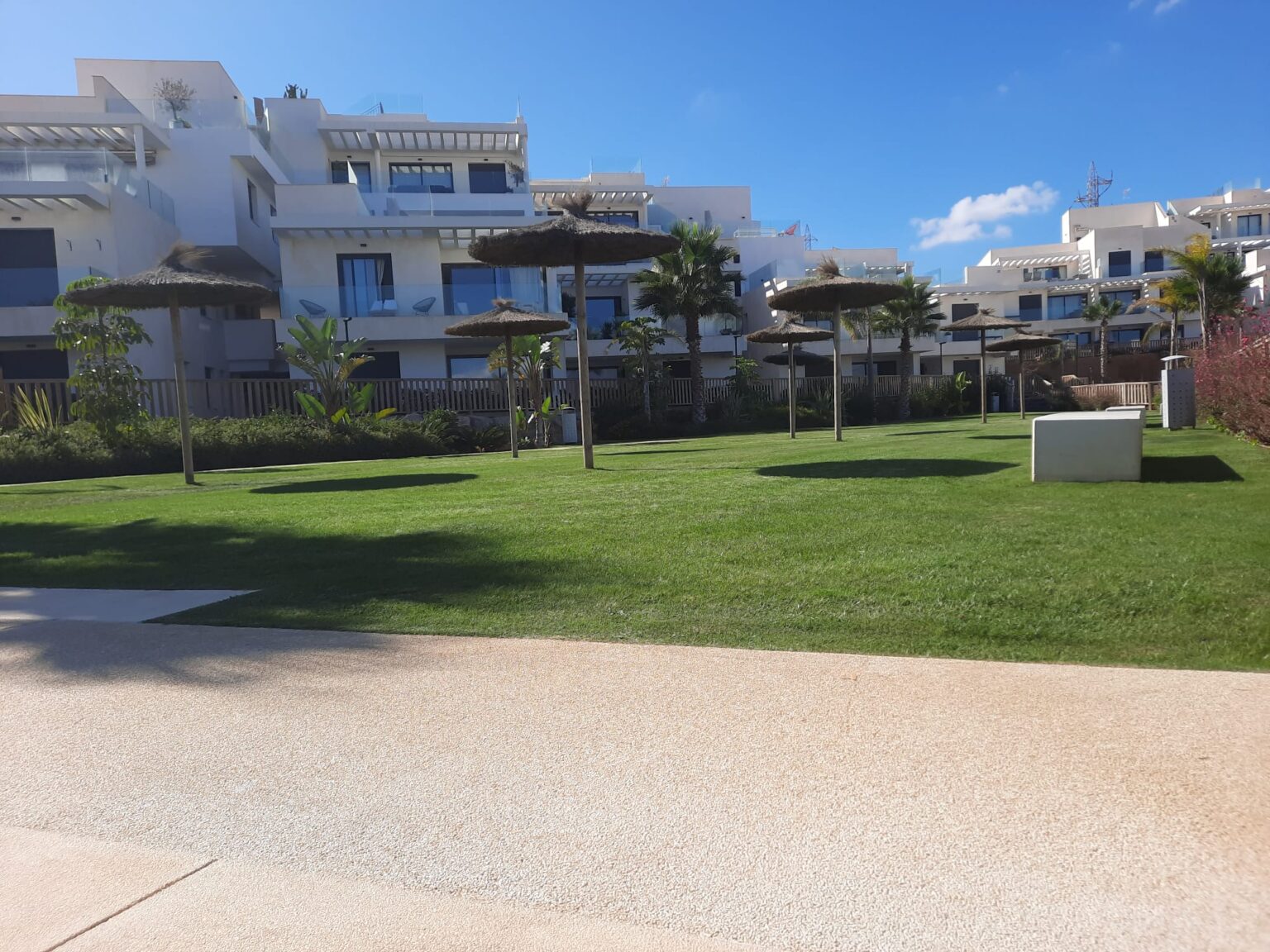 Conserje profesional atendiendo el control de accesos de una conserjería para comunidades en Marbella.