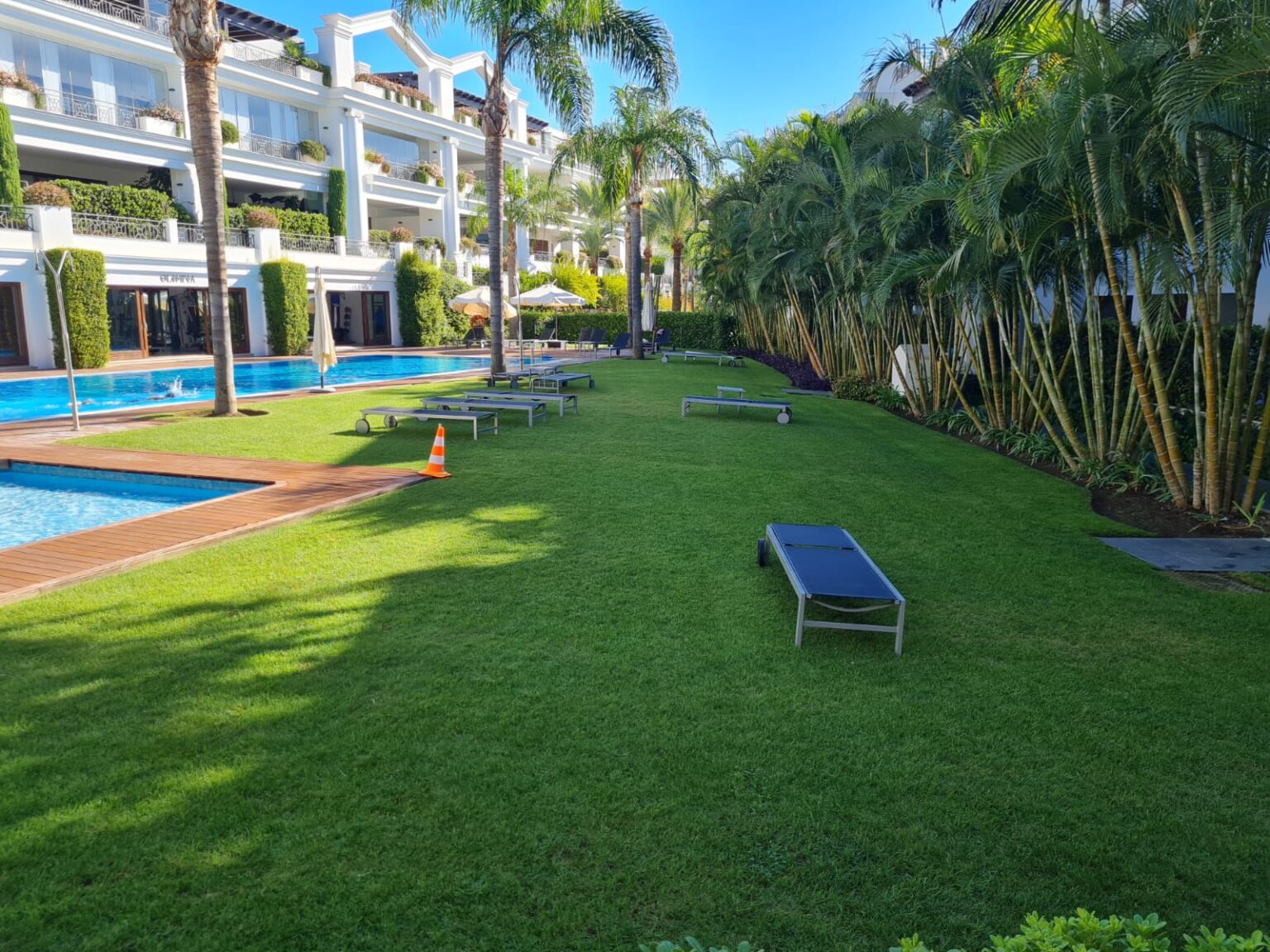 Mantenimiento diario de jardines para comunidades de vecinos y administradores de fincas con corte de césped en Marbella.