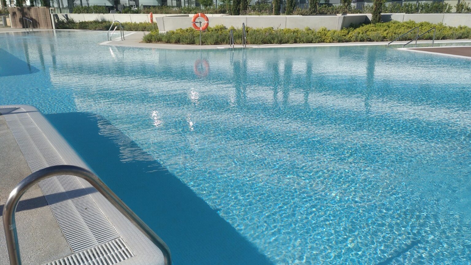 Recepción de residentes en urbanizaciones de lujo con el servicio de conserjería para comunidades en Marbella